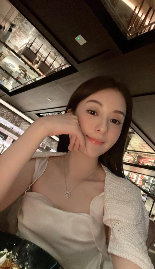 方媛怀男胎奖励曝光！无限额信用卡、亿元豪礼，父母保姆轮流伺候_方媛怀男胎奖励曝光！无限额信用卡、亿元豪礼，父母保姆轮流伺候_