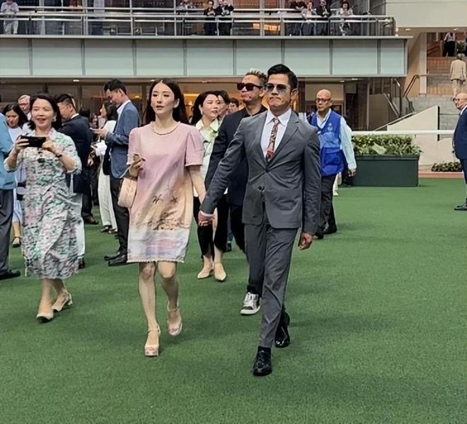 方媛怀男胎奖励曝光！无限额信用卡、亿元豪礼，父母保姆轮流伺候__方媛怀男胎奖励曝光！无限额信用卡、亿元豪礼，父母保姆轮流伺候