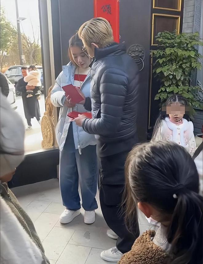 方媛怀男胎奖励曝光！无限额信用卡、亿元豪礼，父母保姆轮流伺候__方媛怀男胎奖励曝光！无限额信用卡、亿元豪礼，父母保姆轮流伺候