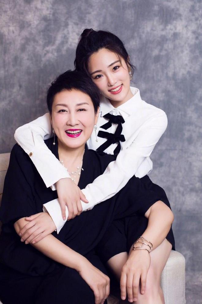 _全网抵制！拿没教养当个性的她，终于惹了众怒，难怪连郝蕾都嫌弃_全网抵制！拿没教养当个性的她，终于惹了众怒，难怪连郝蕾都嫌弃