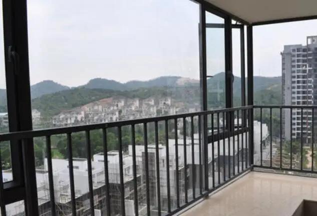 封阳台装护栏，室内室外咋选？快来瞅瞅你家有没有装错！