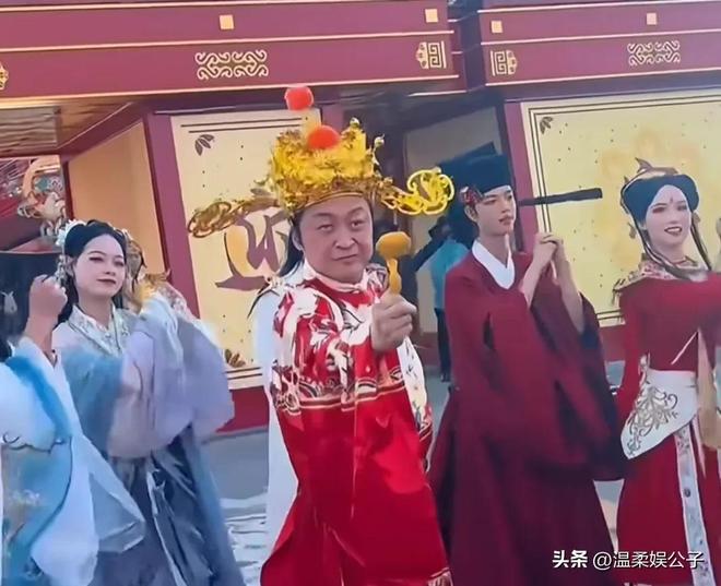 过气男神集体景区再就业？49岁郑国霖和马景涛“抢饭碗”，太卷_过气男神集体景区再就业？49岁郑国霖和马景涛“抢饭碗”，太卷_