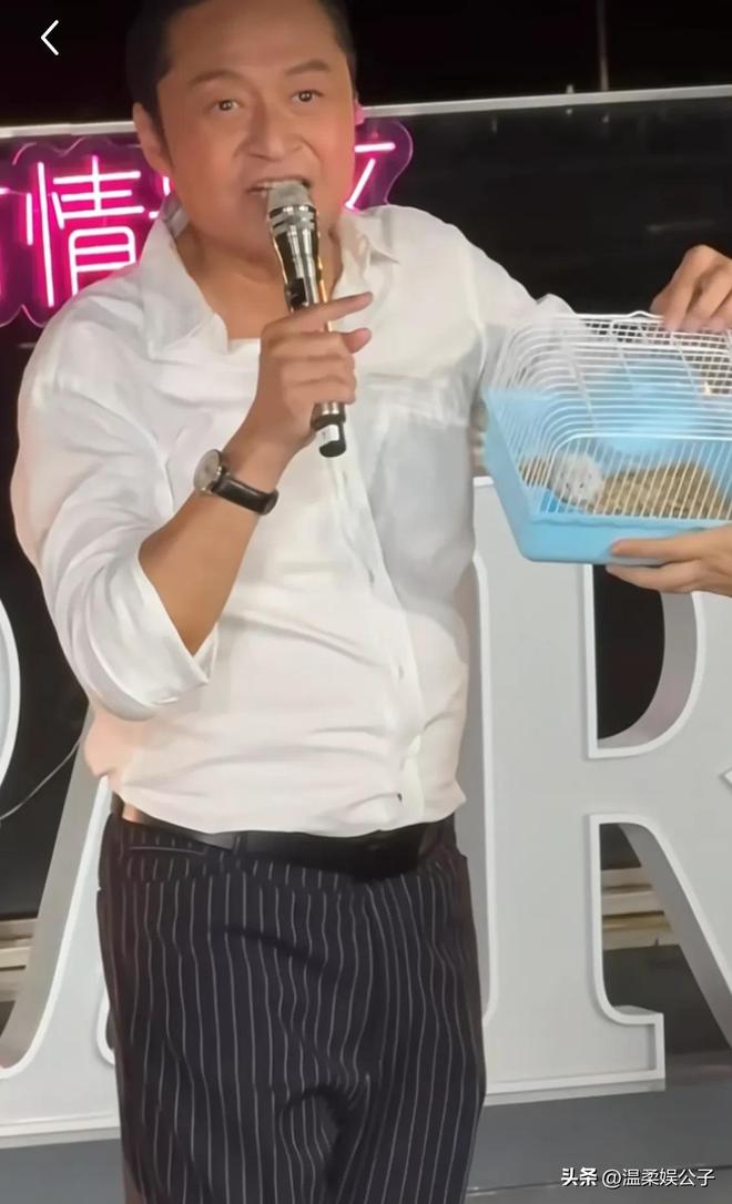 _过气男神集体景区再就业？49岁郑国霖和马景涛“抢饭碗”，太卷_过气男神集体景区再就业？49岁郑国霖和马景涛“抢饭碗”，太卷