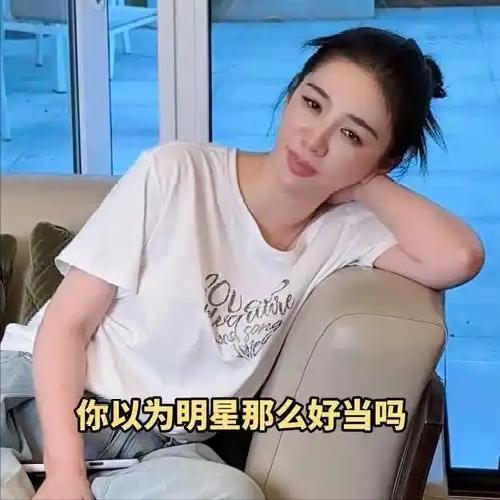 霍思燕骂、赵薇嫌，47岁黄奕被扒了个底朝天，又想扮猪吃老虎？