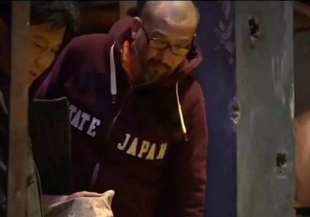 捂嘴图片表情包_捂嘴海报_