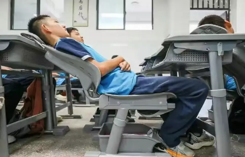 躺趴着睡觉有什么坏处_趴桌子睡和躺着睡_