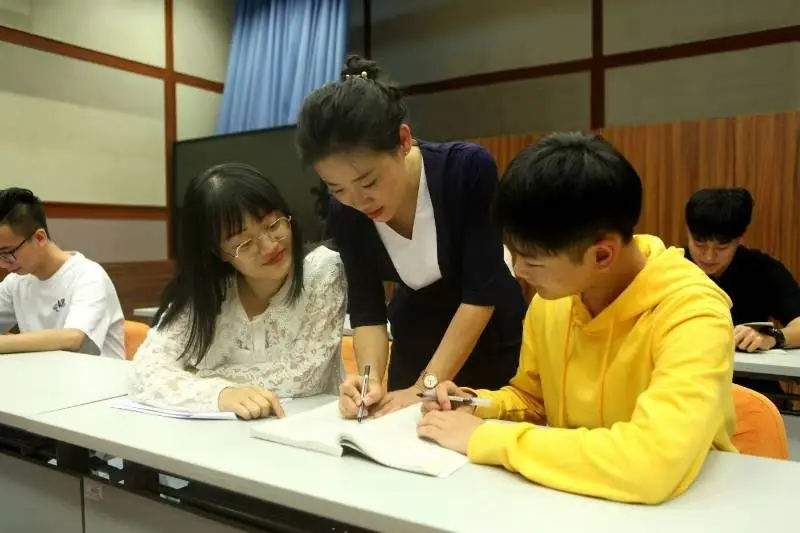 _让“高大上”理论课接地气，北联大教授田园：做有温度的“人师”_让“高大上”理论课接地气，北联大教授田园：做有温度的“人师”