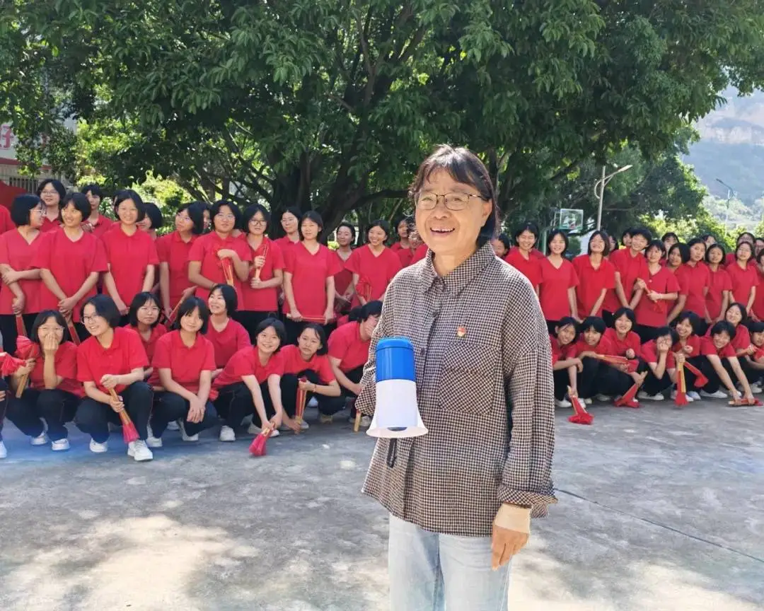 _别人叫我“燃灯校长”，但我知道，我身后是一群“灯盏”_别人叫我“燃灯校长”，但我知道，我身后是一群“灯盏”