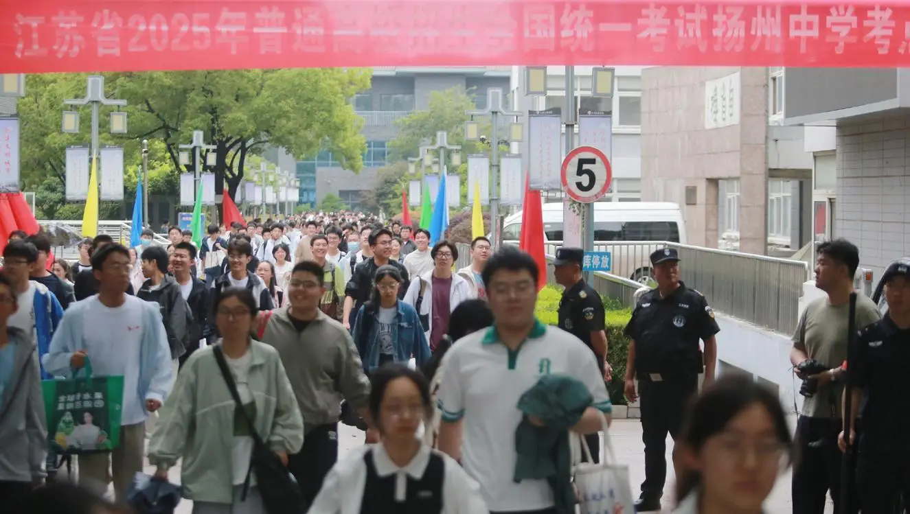 你全力以赴我全力以护 护航高考扬州交出暖心“答卷”