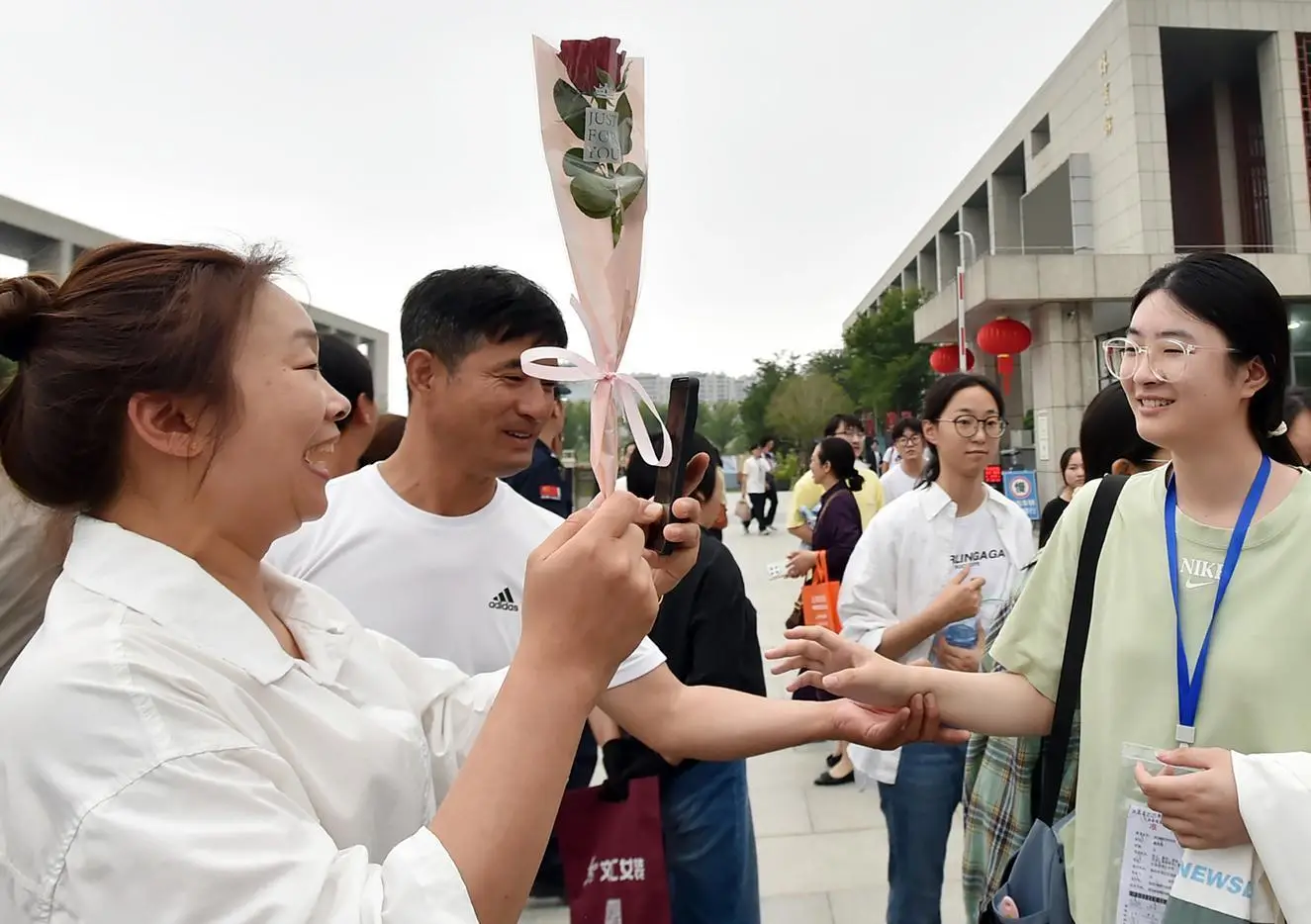 你全力以赴我全力以护 护航高考扬州交出暖心“答卷”_你全力以赴我全力以护 护航高考扬州交出暖心“答卷”_