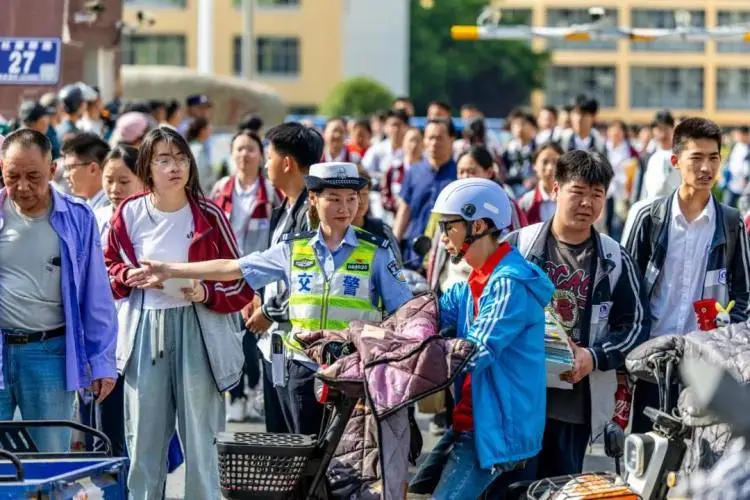 _公安护航高考_公安机关为学子高考护航