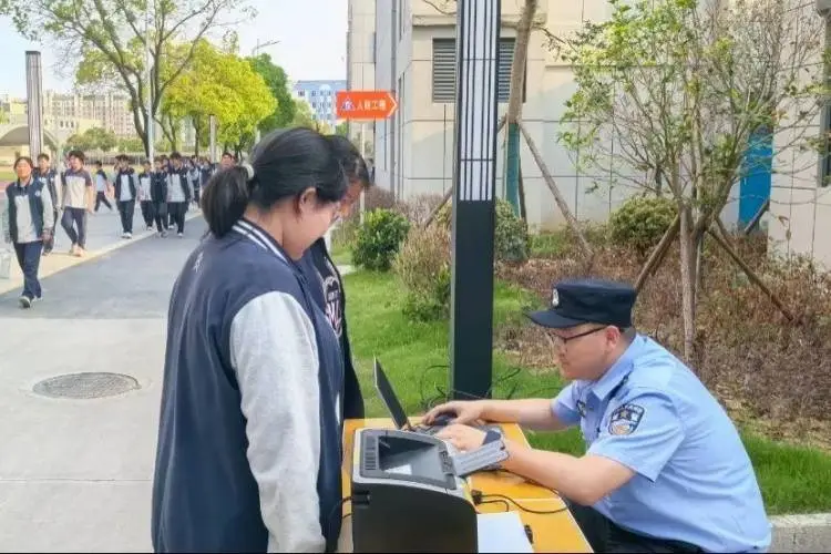 公安护航高考_公安机关为学子高考护航_