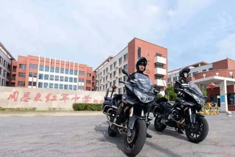 公安机关为学子高考护航__公安护航高考