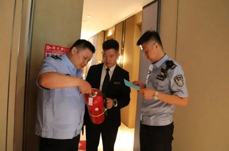 _公安机关为学子高考护航_公安护航高考