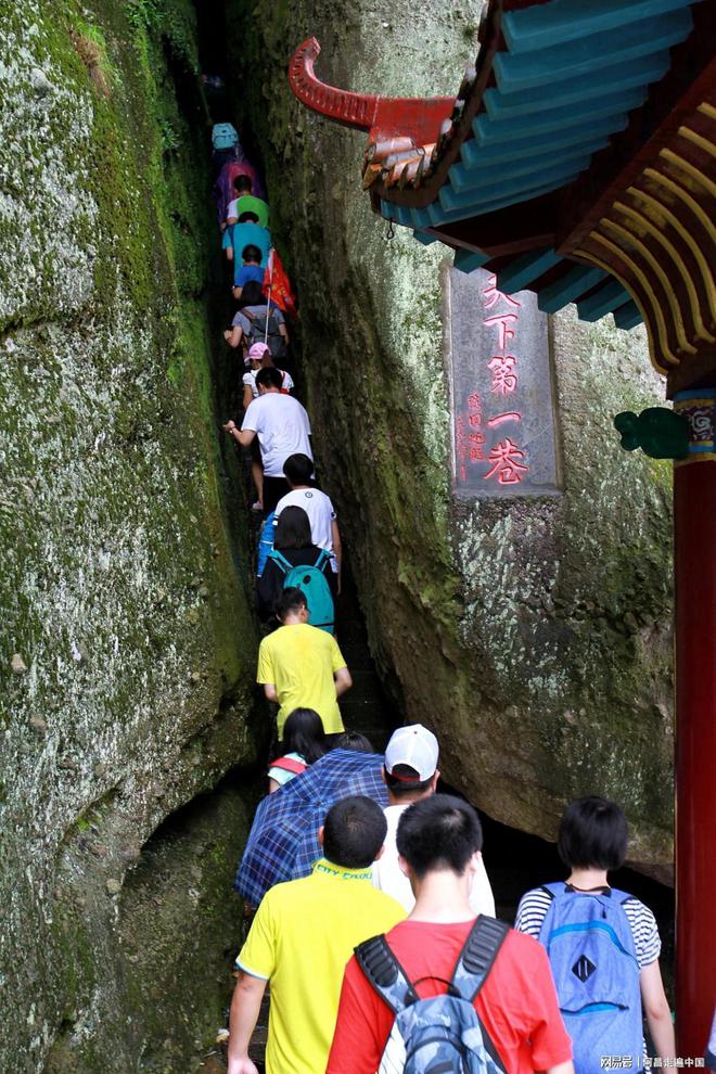 湖南邵阳崀山，父亲闯进景区背孩子：检票员怕男子逃票不放行