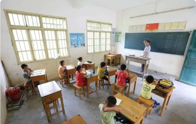 新生儿“八连跌”：2025年跌破850万，小学将如何缩水？