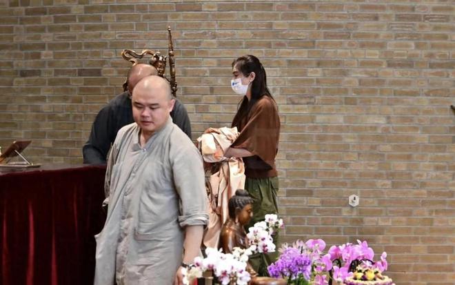 _郑爽清爽打扮帅气现身_王祖贤素颜现身疑整形