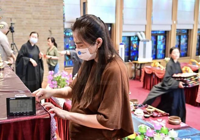 郑爽清爽打扮帅气现身_王祖贤素颜现身疑整形_