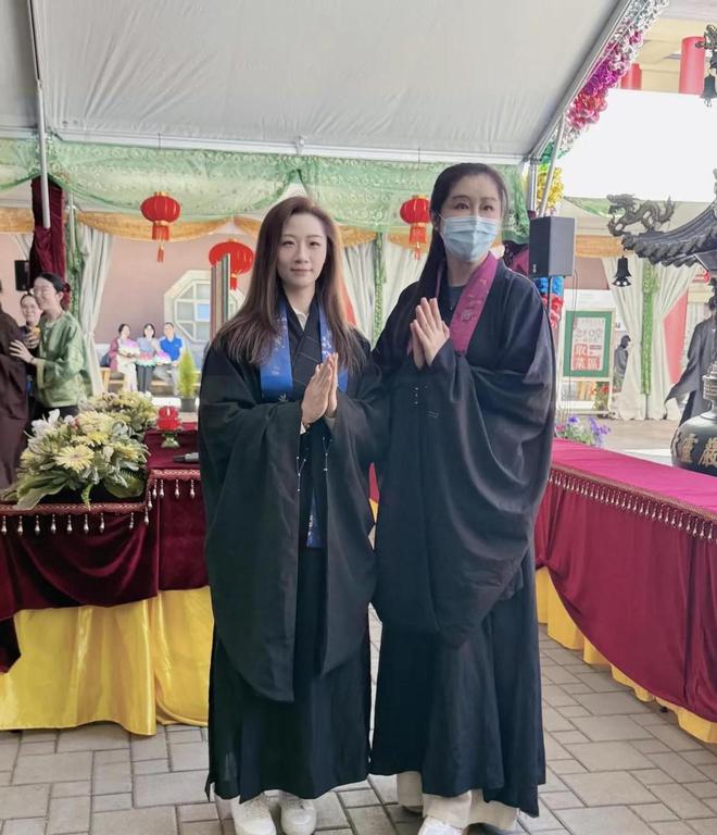 王祖贤素颜现身疑整形__郑爽清爽打扮帅气现身