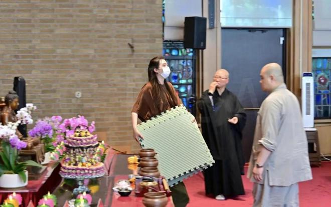 王祖贤素颜现身疑整形__郑爽清爽打扮帅气现身