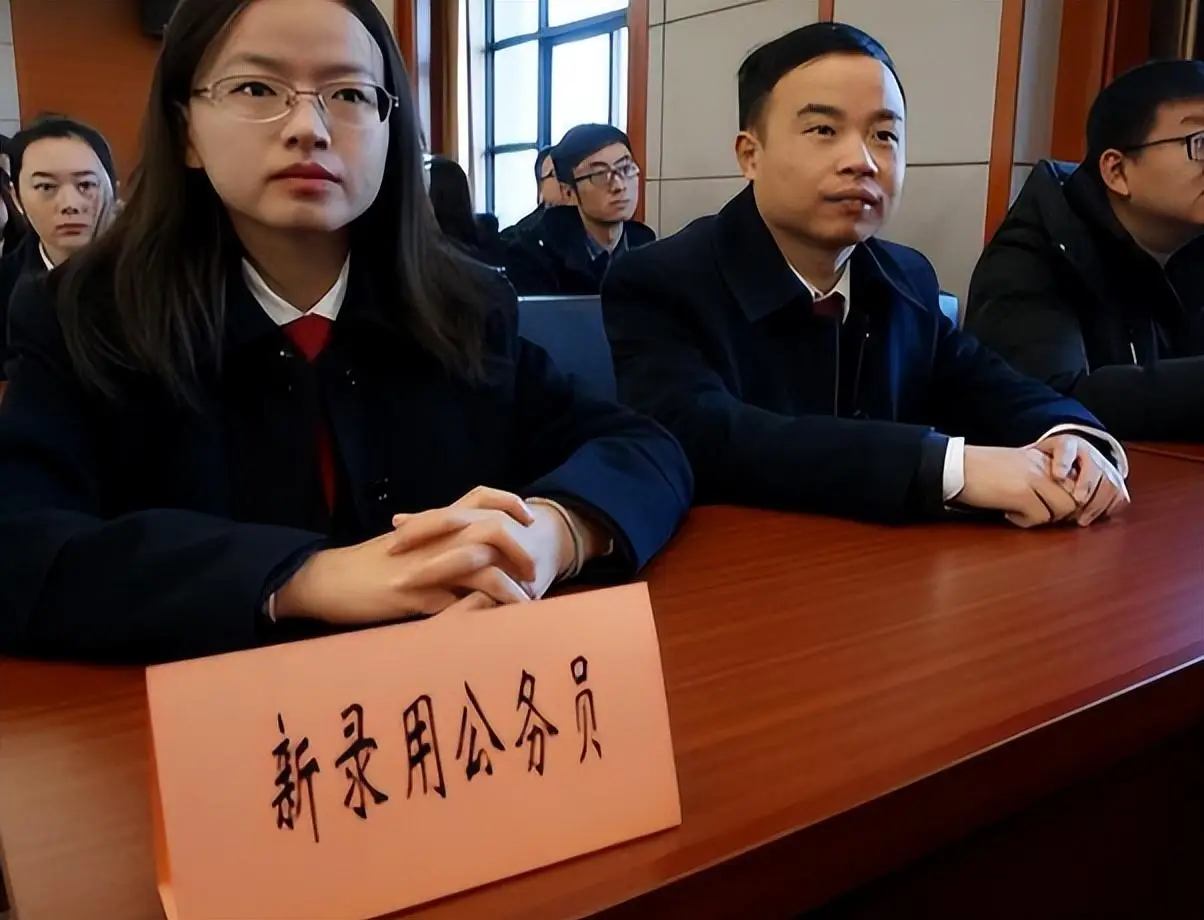 老公公务员工资低__公务员做老公好吗