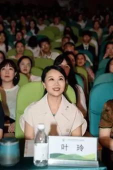刚刚收到录取通知书，家长提前三个月给省教科院附中送去了教师节礼物__刚刚收到录取通知书，家长提前三个月给省教科院附中送去了教师节礼物