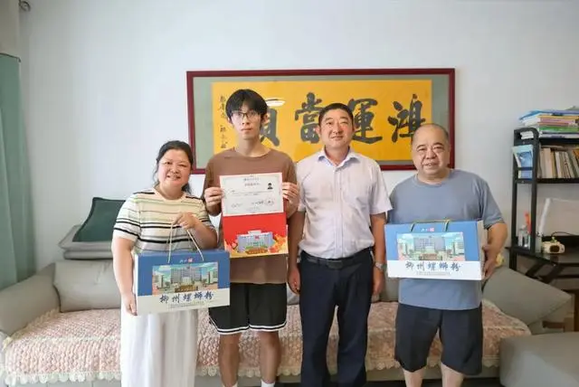 校长拎着两箱螺蛳粉，把录取通知书送到他家