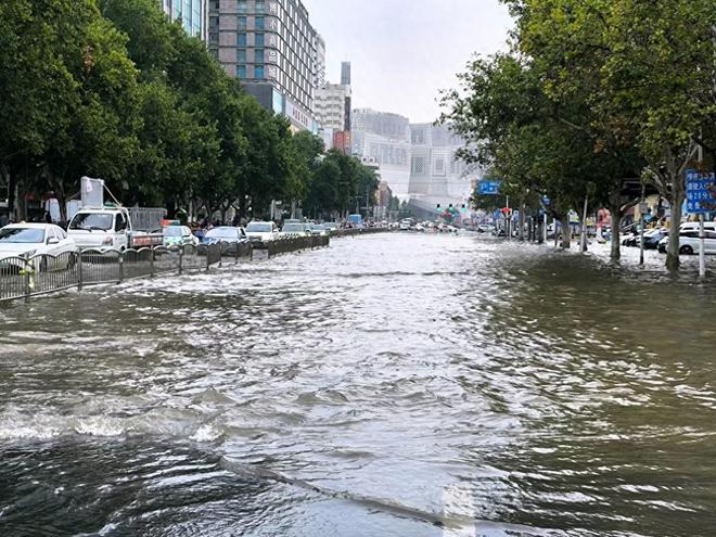 郑州暴雨持续，潮新闻对话亲历者：路上漂着电动车，回家花了三个小时