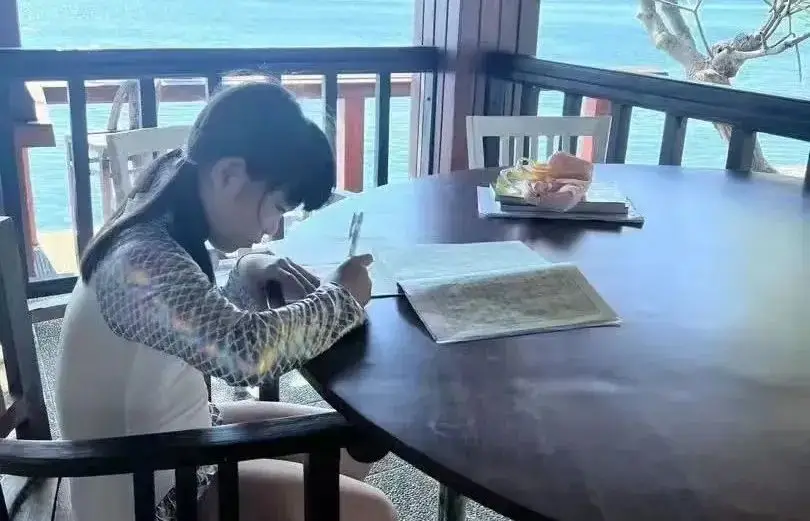 中国特色暑假刷屏：一边山川湖海, 一边作业题海__中国特色暑假刷屏：一边山川湖海, 一边作业题海