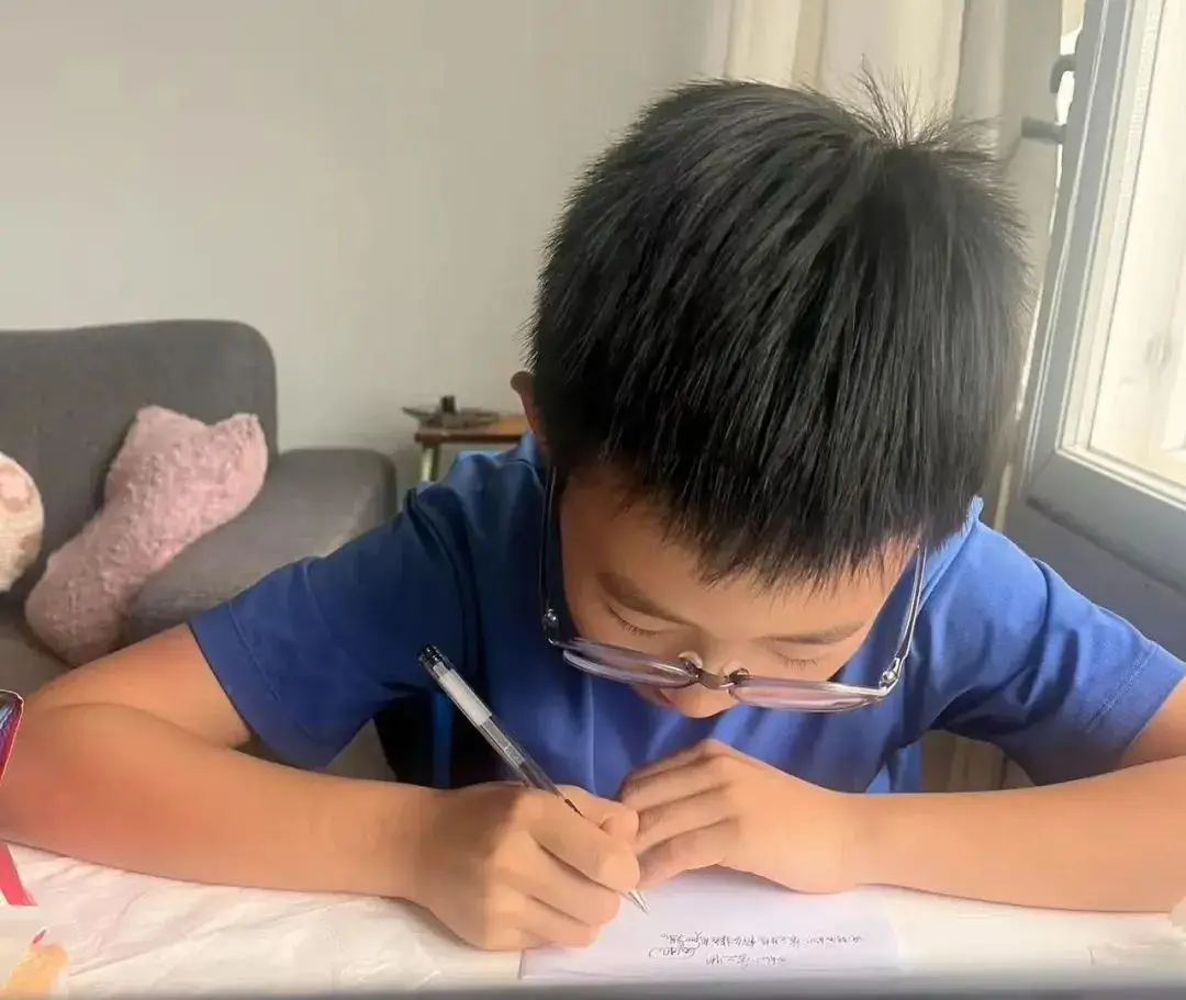 中国特色暑假刷屏：一边山川湖海, 一边作业题海__中国特色暑假刷屏：一边山川湖海, 一边作业题海