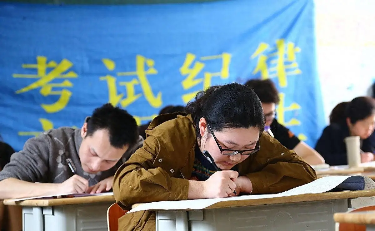 官方正式发布公告，放宽考公年龄，刚毕业不久的大学生却破防了！