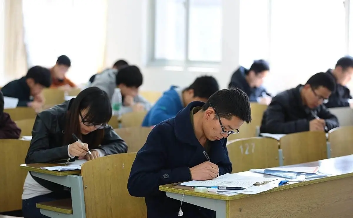 _官方正式发布公告，放宽考公年龄，刚毕业不久的大学生却破防了！_官方正式发布公告，放宽考公年龄，刚毕业不久的大学生却破防了！