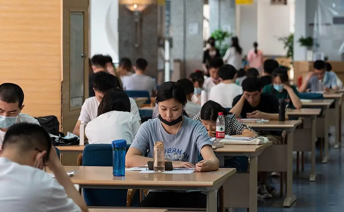 官方正式发布公告，放宽考公年龄，刚毕业不久的大学生却破防了！_官方正式发布公告，放宽考公年龄，刚毕业不久的大学生却破防了！_