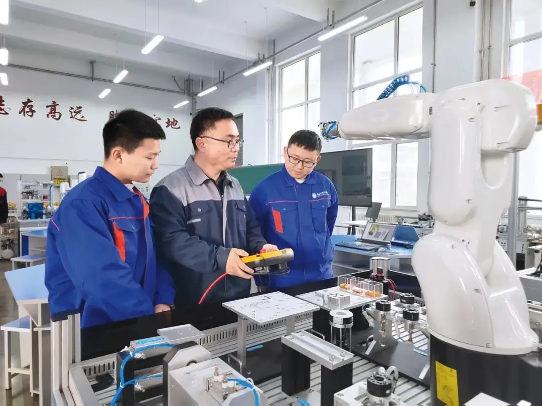 技校都开始招收名校研究生了，学历崇拜的滤镜今年稀碎__技校都开始招收名校研究生了，学历崇拜的滤镜今年稀碎