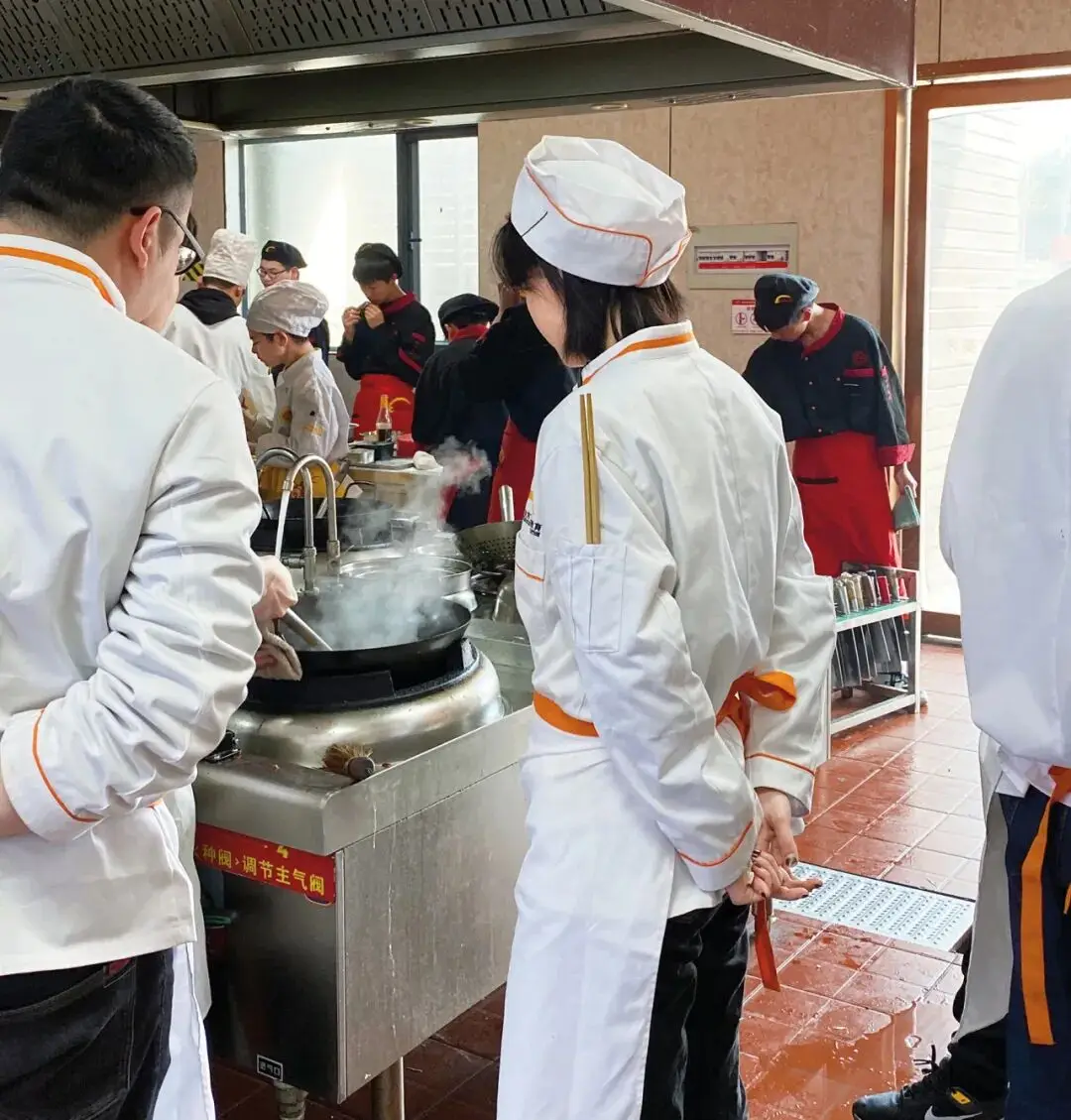 技校都开始招收名校研究生了，学历崇拜的滤镜今年稀碎_技校都开始招收名校研究生了，学历崇拜的滤镜今年稀碎_