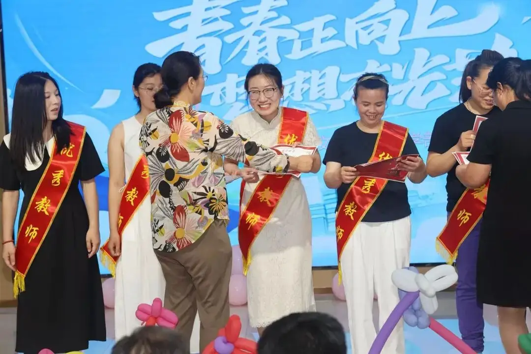 _不辜负讲台上的每一份坚守——热烈庆祝第41个教师节_不辜负讲台上的每一份坚守——热烈庆祝第41个教师节