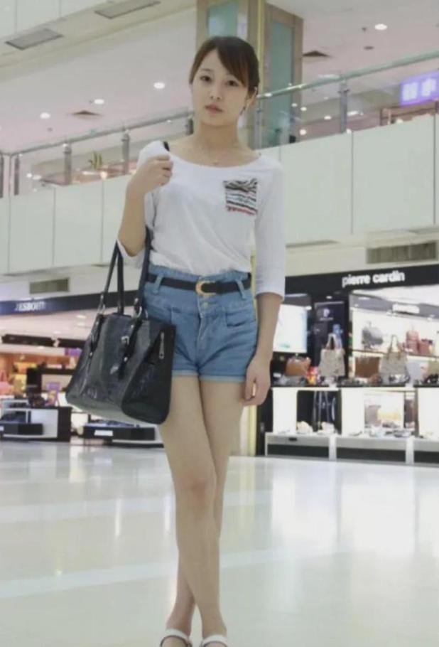 李连杰打破不和传闻，首晒黄秋燕二女儿照片，36岁李苔蜜让人欣慰__李连杰打破不和传闻，首晒黄秋燕二女儿照片，36岁李苔蜜让人欣慰