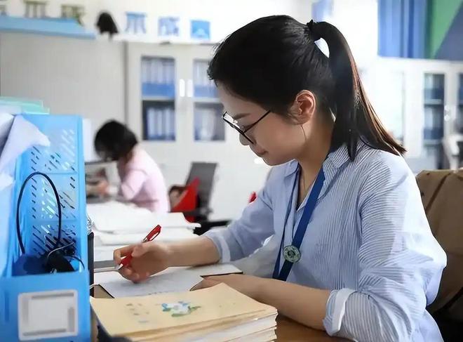 超编为何还缺人？700个学生配98名教师还缺人，校长被领导怒瞪