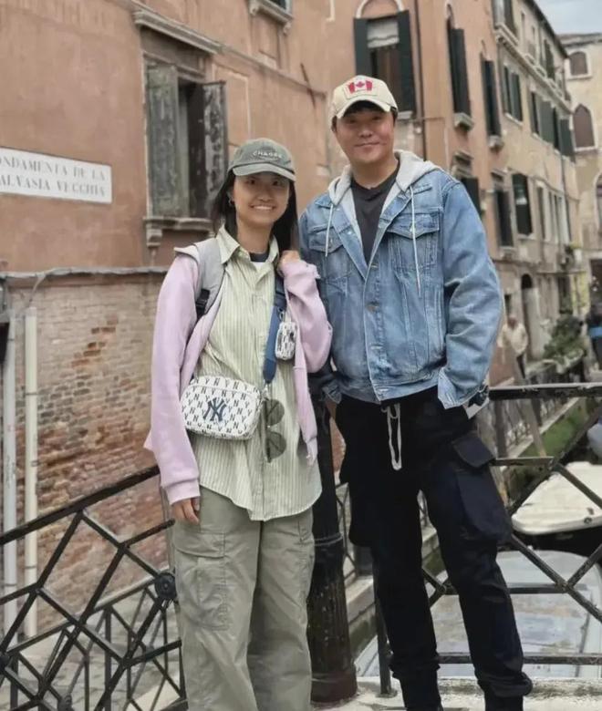 _47岁陈思诚与小21岁女友威尼斯约会，评论区却都在夸佟丽娅！_47岁陈思诚与小21岁女友威尼斯约会，评论区却都在夸佟丽娅！