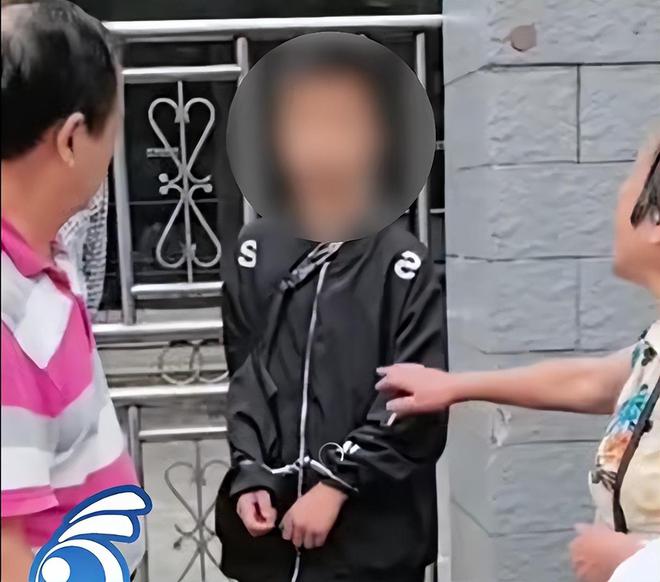 记者采访男孩掏枪_记者采访小男孩掏枪_