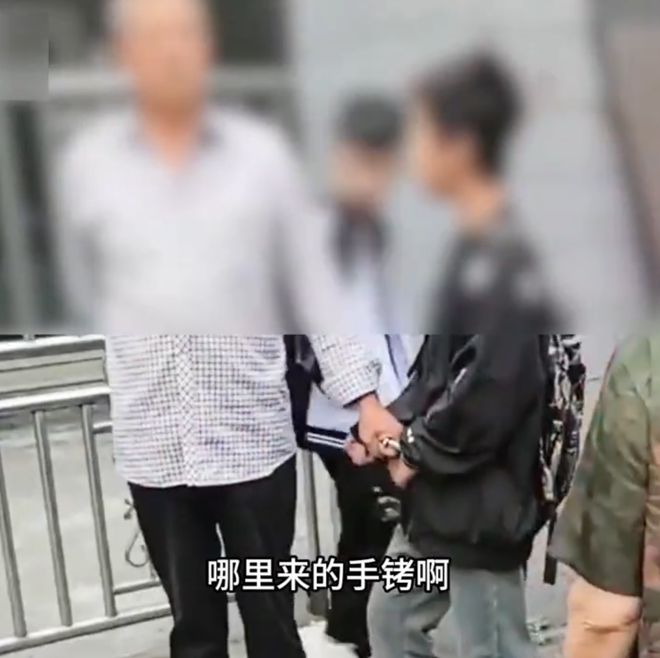 记者采访男孩掏枪__记者采访小男孩掏枪