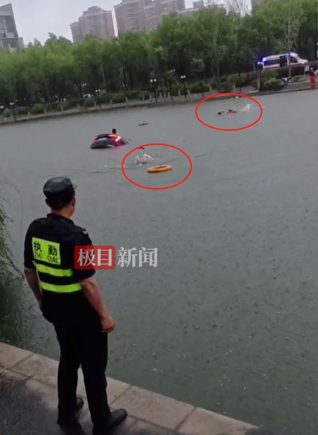网约车在湖中下沉，女司机在湖中举着手机联系下一单乘客取消订单，她说今后会继续开网约车赚钱养家__网约车在湖中下沉，女司机在湖中举着手机联系下一单乘客取消订单，她说今后会继续开网约车赚钱养家