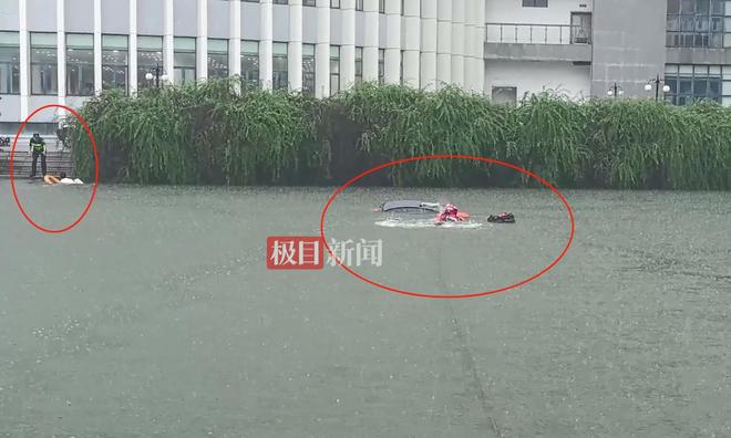 网约车在湖中下沉，女司机在湖中举着手机联系下一单乘客取消订单，她说今后会继续开网约车赚钱养家__网约车在湖中下沉，女司机在湖中举着手机联系下一单乘客取消订单，她说今后会继续开网约车赚钱养家