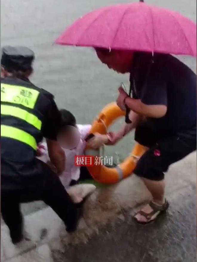 网约车在湖中下沉，女司机在湖中举着手机联系下一单乘客取消订单，她说今后会继续开网约车赚钱养家__网约车在湖中下沉，女司机在湖中举着手机联系下一单乘客取消订单，她说今后会继续开网约车赚钱养家