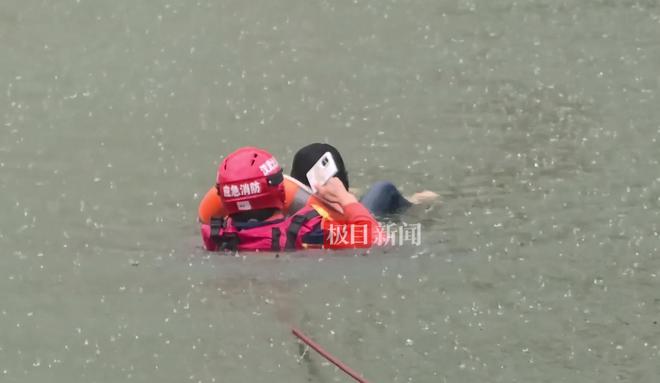 网约车在湖中下沉，女司机在湖中举着手机联系下一单乘客取消订单，她说今后会继续开网约车赚钱养家__网约车在湖中下沉，女司机在湖中举着手机联系下一单乘客取消订单，她说今后会继续开网约车赚钱养家