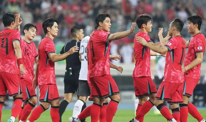 0-2！中国香港不敌韩国，2连败垫底，日本让出榜首，国足获好消息