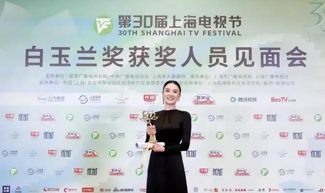 新闻联播镜头下的宋佳面相变了，事实证明，游本昌的话推了她一把__新闻联播镜头下的宋佳面相变了，事实证明，游本昌的话推了她一把