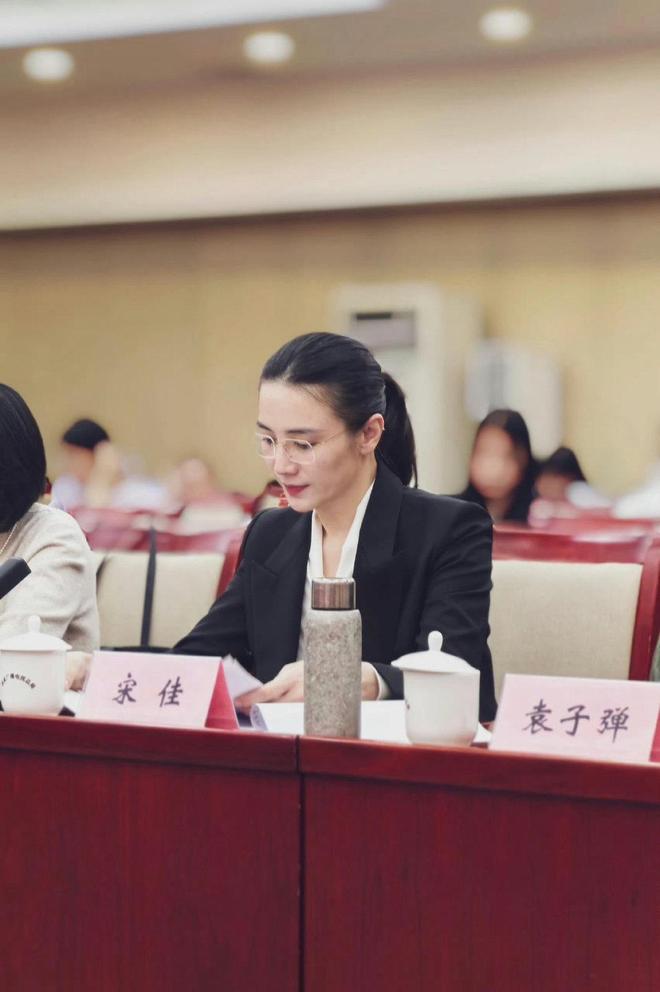新闻联播镜头下的宋佳面相变了，事实证明，游本昌的话推了她一把__新闻联播镜头下的宋佳面相变了，事实证明，游本昌的话推了她一把
