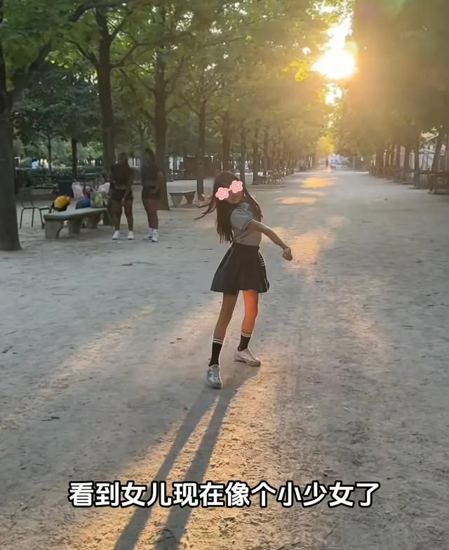 _伊能静暑假带娃，秦昊让9岁女儿骑脖子上，米粒腿型细长底子真好_伊能静暑假带娃，秦昊让9岁女儿骑脖子上，米粒腿型细长底子真好