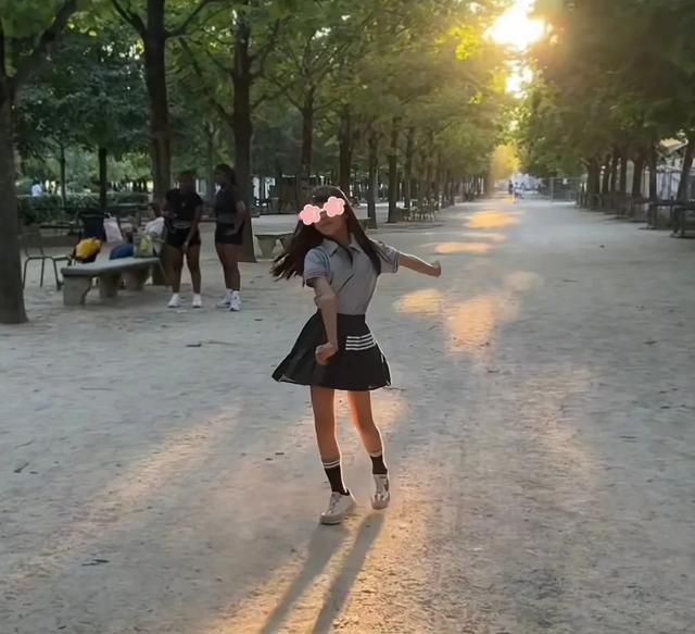 伊能静暑假带娃，秦昊让9岁女儿骑脖子上，米粒腿型细长底子真好__伊能静暑假带娃，秦昊让9岁女儿骑脖子上，米粒腿型细长底子真好